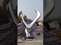 Patung Baja Tahan Karat